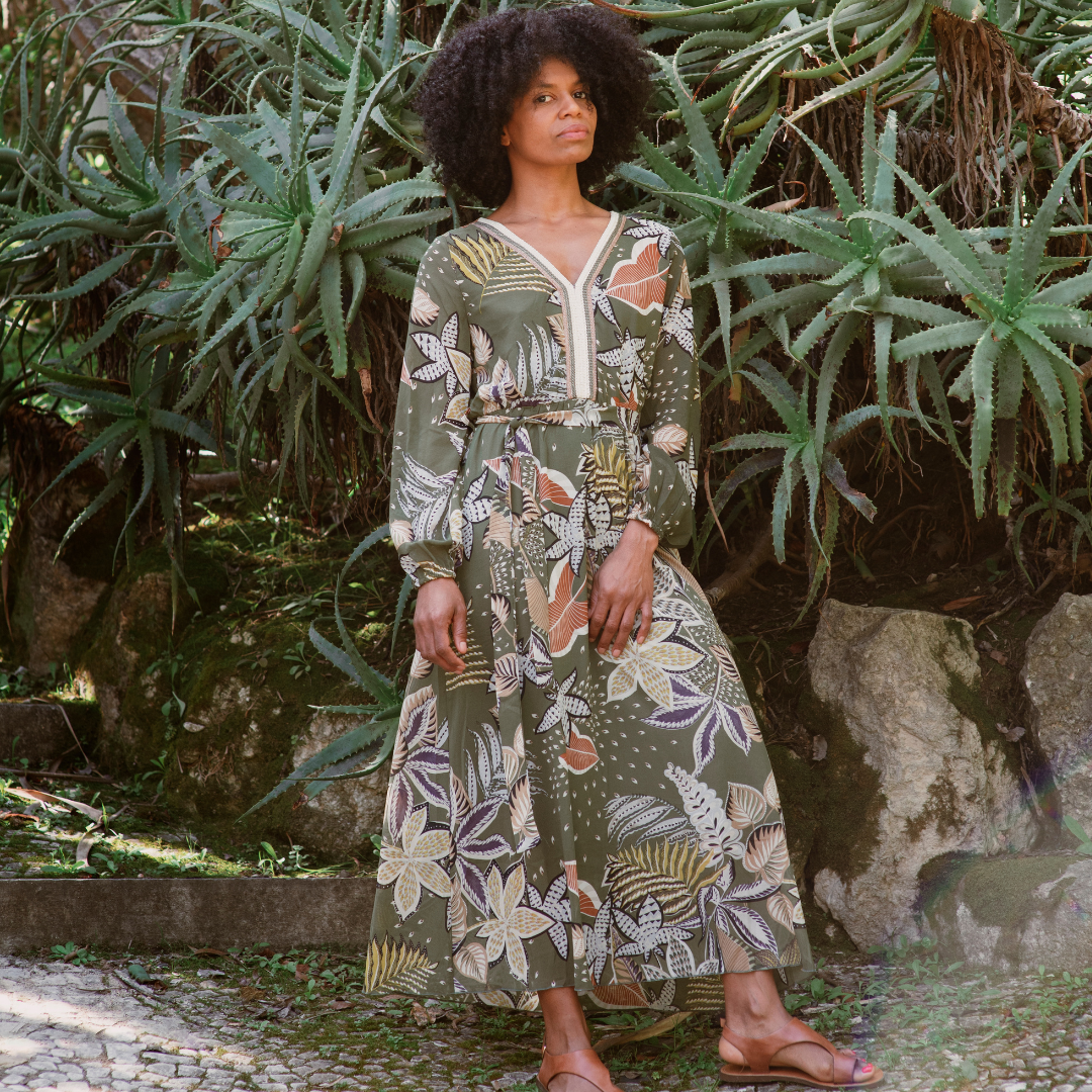 Woman in flowing floral maxi dress outdoors in summer — Emmie & Ellie maxi dresses